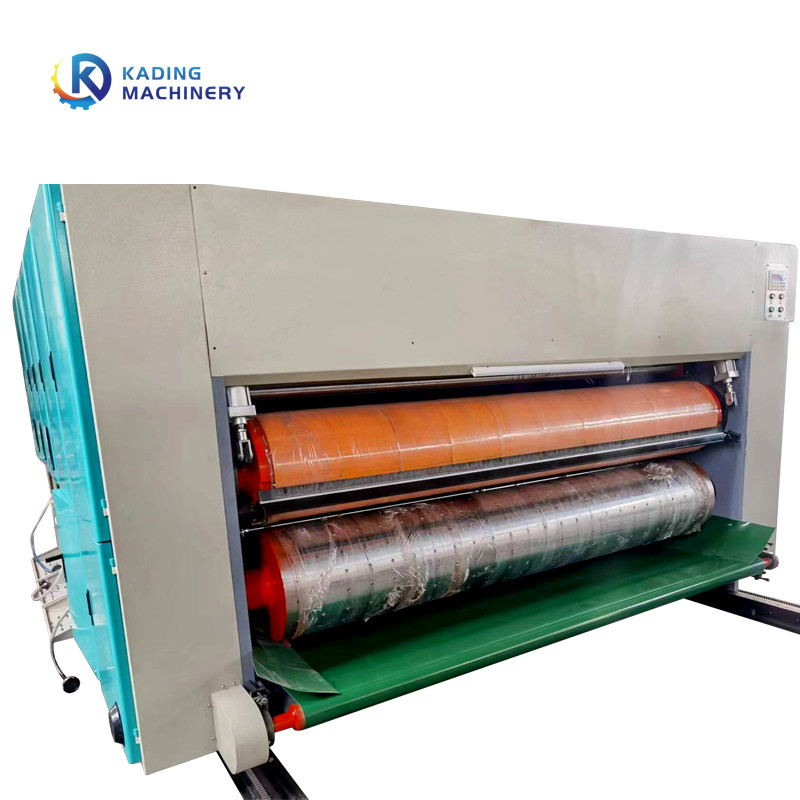 Completamente - macchina tagliante del cartone funzionale di automazione con la pistola a spruzzo di rimozione di polvere per il taglio del cartone
